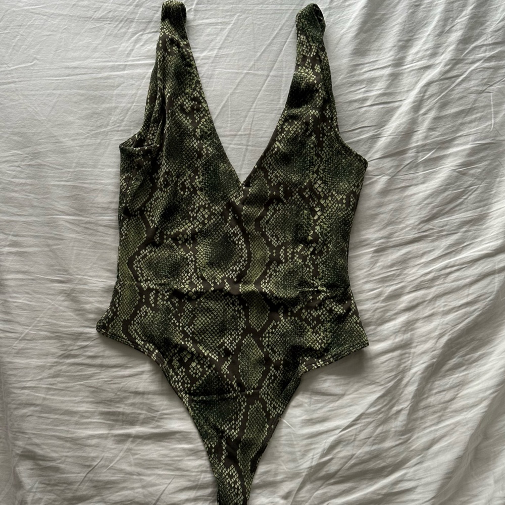 Aritzia Babaton Green Snake Print Bodysuit